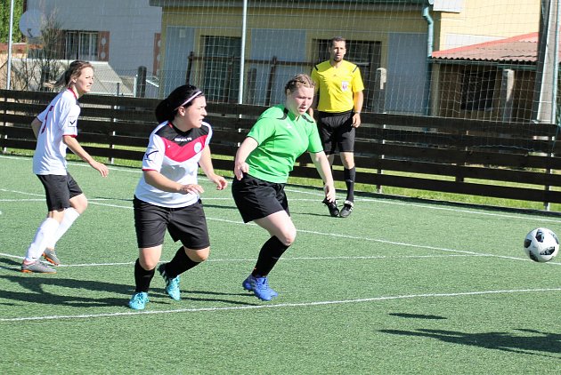 FOTO, VIDEO: Andělky ve šlágru skolily Kobry, Topovky Řenče přehrály  Křečandy - Plzeňský deník