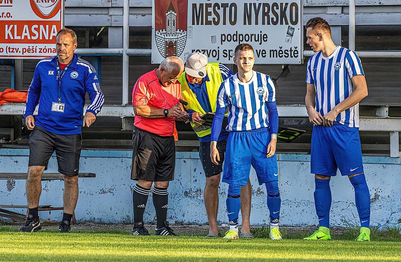 Fotbalisté FK Okula Nýrsko (na archivním snímku hráči v modrobílých dresech) skončili v letošní sezoně krajského přeboru na druhém místě.