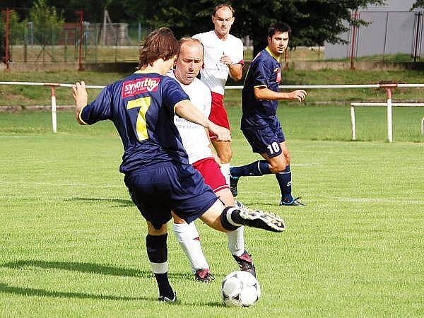 Fotbalisté Sokola Mochtín (bílé dresy) si k přípravnému utkání pozvali silný tým domažlické rezervy. 