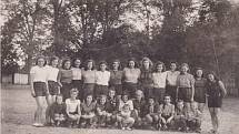 I v chmurných válečných  dobách se sportovalo – DTJ, oddíl dívek 1943.