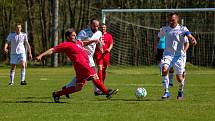 Fotbalisté TJ Žichovice (na archivním snímku hráči v bílých dresech) podlehli ve 24. kole III. okresní třídy TJ Sokol Běšiny 0:2.