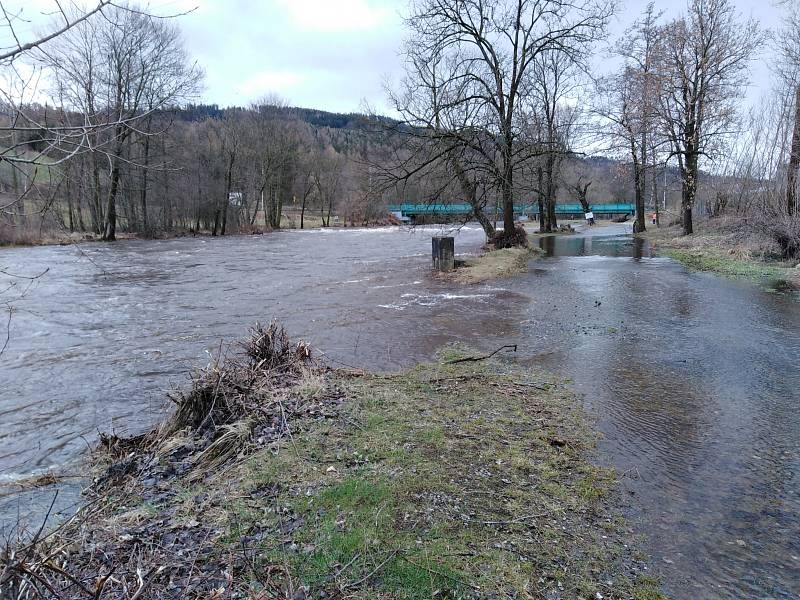 Rozvodněná Otava se v Sušici u bývalého PDA vylévá z břehů.