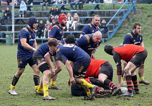 Muži společenství Rugby Šumava Nýrsko & Rugby Club České Budějovice (na archivním snímku hráči v červených dresech) prohráli i druhé utkání 2. ligy RUGBY XV.