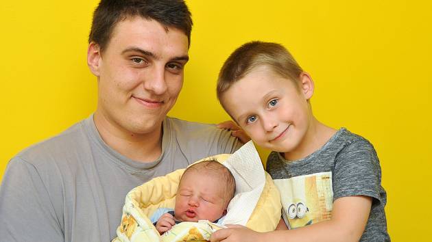 Kamil Jan cihlář z Horažďovic se narodil 15. října ve strakonické porodnici v 8.15 hodin. Vážil 3440 g. Na brášku se těšil Mareček (5) společně s rodiči Kamilem a Petrou.