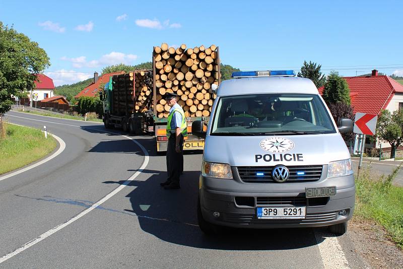 Náraz nákladního vozu s dřevem do viaduktu v Běšinech.