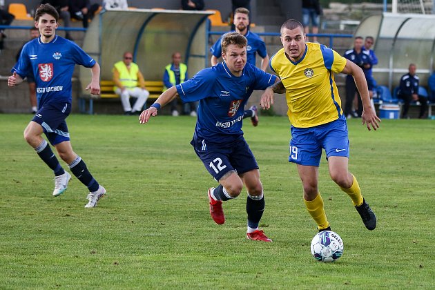 FORTUNA divize A, 8. kolo: SK SENCO Doubravka (na snímku fotbalisté ve žlutých dresech) - FK Tachov 2:0 (0:0).