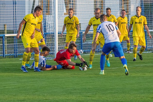 Fotbalisté FK Okula Nýrsko (na snímku fotbalisté v modrobílých dresech) zakončili podzimní část v krajském přeboru na šestém místě.
