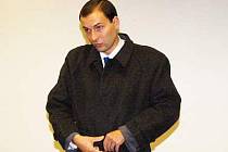Richard Zeman, obžalovaný z podávání drog dětem a vydírání, před klatovským soudem. 