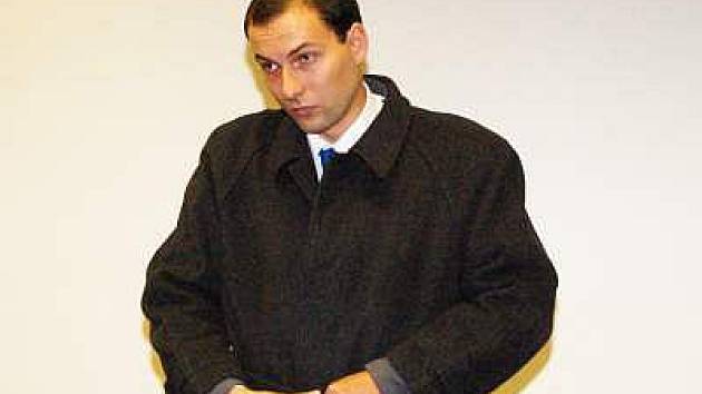 Richard Zeman, obžalovaný z podávání drog dětem a vydírání, před klatovským soudem. 