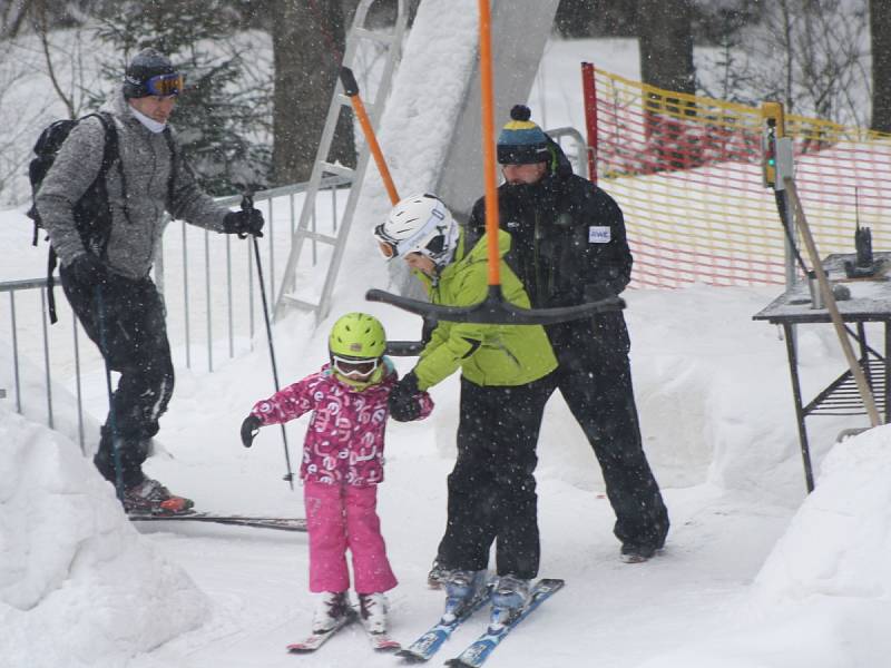 Na Špičáku bylo o víkendu živo. Otevřeli tam i snowpark.