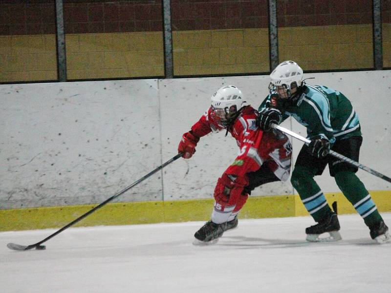 Liga starších žáků: HC Klatovy (v červeném) - HC Milevsko 5:2.