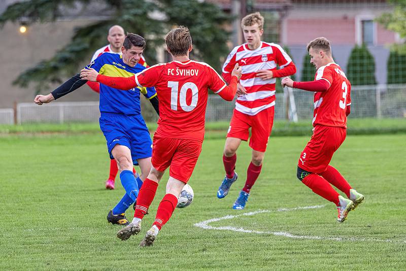 5. kolo OPM: FC Švihov (na snímku fotbalisté v červenobílých dresech) - TJ Sokol Chudenice (modří) 2:2 (2:0).