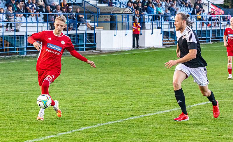 Fotbalisté SK Klatovy 1898 (na snímku hráči v červených dresech ze zápasu s Petřínem Plzeň) nestačili na Cheb, jemuž podlehli 1:3.