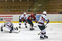 Hokejisté HC Vícenice (na archivním snímku hráči v bílých dresech) rozhodli o výhře nad Tangem pouhých sedm sekund před koncem.