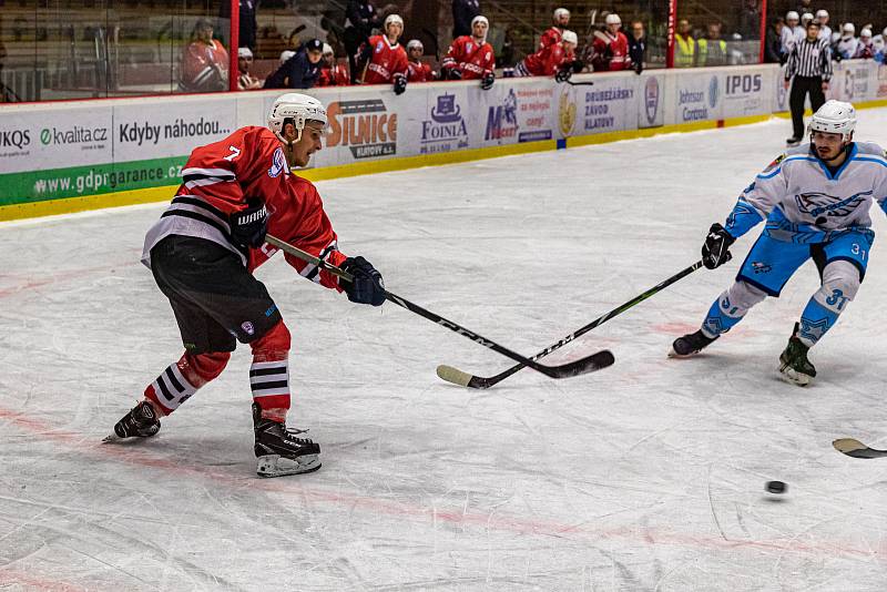 Klatovští hokejisté (v červeném) ve středu porazili Cheb (v modrobílých dresech) 3:0.