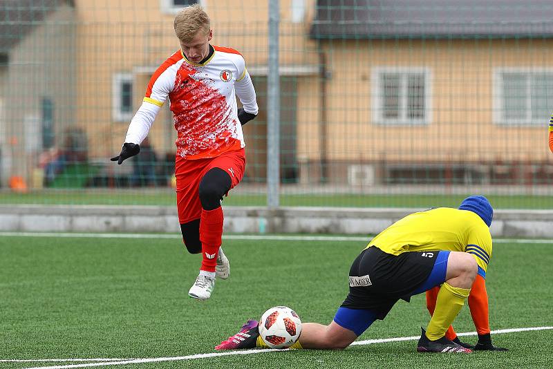 Fotbalisté Jiskry Domažlice B (na archivním snímku hráči ve žlutých dresech) vyzvou Horní Břízu a už mohou slavit titul a postup do divize.