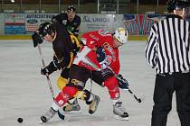 Dva z pouhých čtyř přípravných zápasů na ročník 2008/2009 sehráli hokejisté Klatov se Sokolovem, s nímž se budou potkávat i v  bojích o body do druholigové tabulky.  Na  snímku  z  duelu, který Klatovy vyhrály 4:3, je v akci klatovský útočník Richard Kepl
