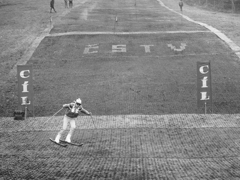 1989 – listopad – veřejný závod ve slalomu na umělé hmotě. Foto: Archiv lyžařského oddílu