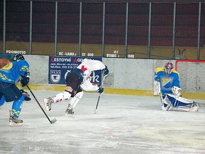  Hokejisté SHC Maso Brejcha Klatovy porazili v nedělním utkání šestadvacátého  kola druholigové skupiny Západ své hosty z HC Roudnice nad Labem vysoko 8:3.