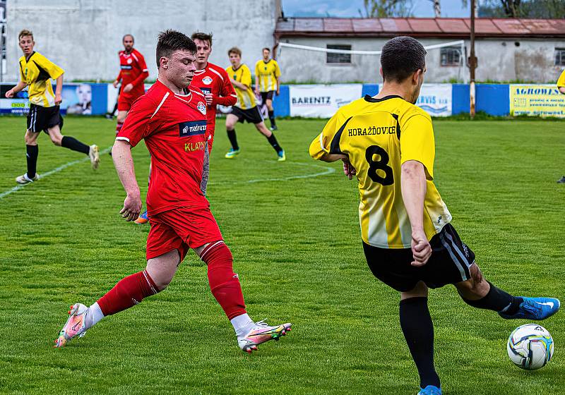 Fotbalisté FK Horažďovice (na archivním snímku hráči ve žlutých dresech) otočili nedělní domácí zápas se soupeřem z Bolešin.