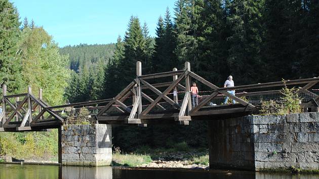 Hradlový most u Modravy je v havarijním stavu. Plánovaná rekonstrukce ho uzavře pro veškerý provoz od 18. října 2021 do června 2022.