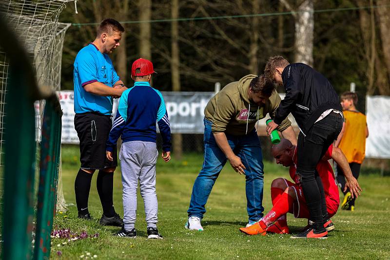 Fotbalisté TJ Žichovice (na archivním snímku hráči v bílých dresech) podlehli ve 24. kole III. okresní třídy TJ Sokol Běšiny 0:2.