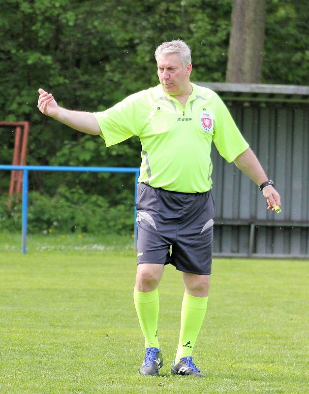 Letní DAFL 2023, 2. kolo: Andělky Chanovice - Topovky Řenče (na snímku fotbalistky v modrých dresech) 1:0 PK.