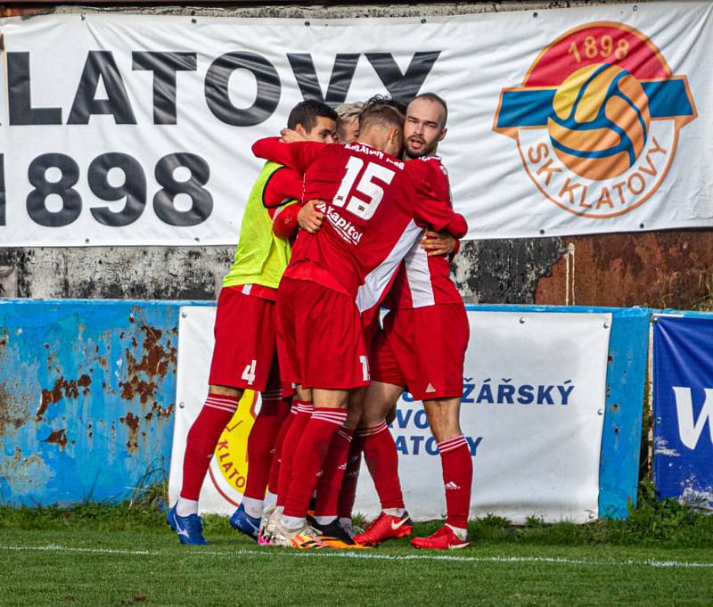 Fotbalisté SK Klatovy 1898 (na snímku hráči v červených dresech) nestačili na Petřín (černí), jemuž v domácím prostředí podlehli těsně 0:1.