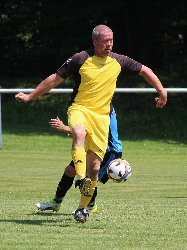 Fotbalisté Malého Boru (na archivním snímku hráči v modrých dresech) deklasovali na domácí půdě rezervu TJ Start Luby 6:2. Čtyři branky vstřelil Michael Forman.