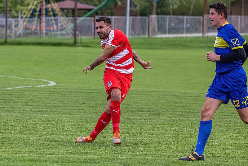 5. kolo OPM: FC Švihov (na snímku fotbalisté v červenobílých dresech) - TJ Sokol Chudenice (modří) 2:2 (2:0).