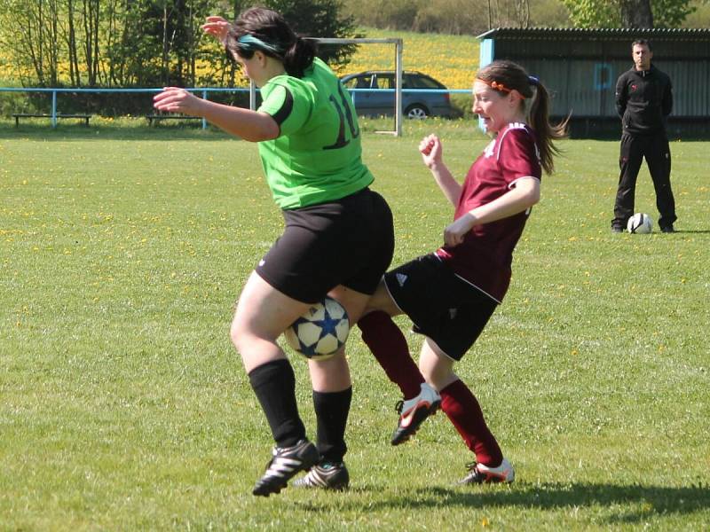 Letní Dívčí amatérská fotbalová liga: Sokol Neznašovy (v zeleném) - Andělky Velký Bor 2:3.