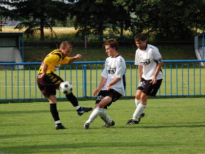 Fotbalisté FK Horažďovice prohráli v posledním kole krajského přeboru v Přešticích 0:2 a z nejvyšší rajské soutěže setupují.