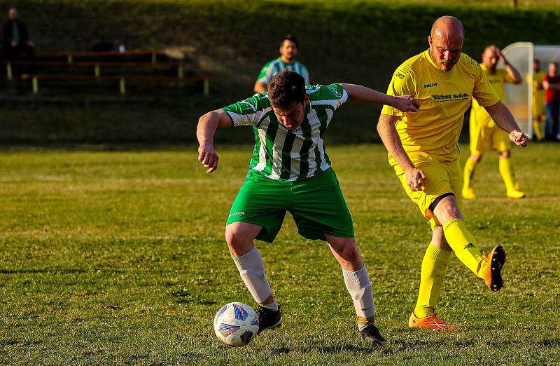 Z archivu: Fotbalisté FK Budětice 2012 (žlutí) zvládli velice náročný souboj na půdě Železné Rudy, kde ve 4. kole III. třídy zvítězili 4:3.