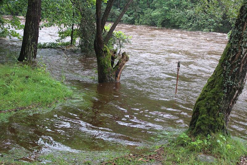 Rozvodněná Otava v Sušici, v Novém Městečku a v Rejštejně.