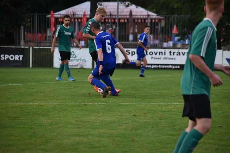 Fotbalisté TJ Sušice (na archivním snímku hráči v modrých dresech) deklasovali na domácím trávníku Bělou nad Radbuzou 6:2.