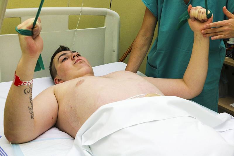 Daniel Křeček před úrazem, před operací, při hemikorporektomii, při níž mu lékaři odstranili celou spodní polovinu těla, krátce po zákroku a nyní, s odstupem dva a půl roku.