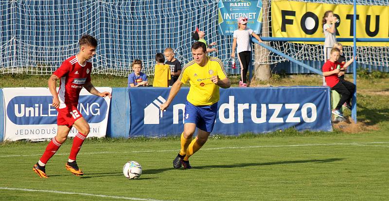 Zatímco na podzim fotbalisté SK Klatovy 1898 (červení) soupeře z plzeňské Doubravky (hráči ve žlutém) porazili 2:1, v sobotní odvetě hrané v rámci 25. kola divize A padli 2:4.