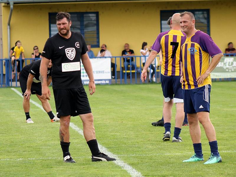 Maďarský fotbalista Ferenc Róth při exhibičním utkání (vpravo).