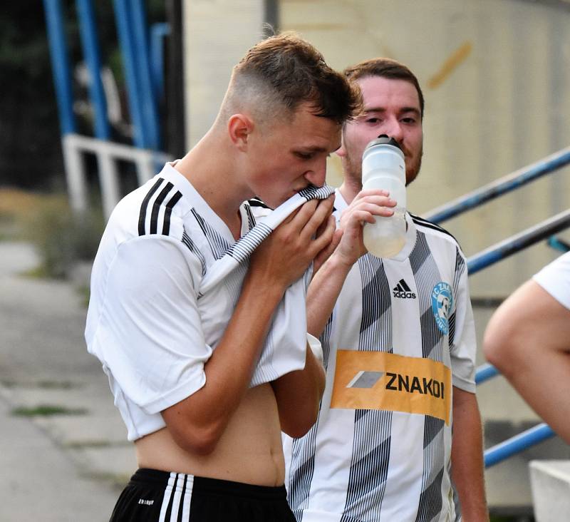 Fotbalisté FK Horažďovice (na archivním snímku hráči v modrých dresech) porazili na domácím hřišti Svéradice 4:1. O výhře ale rozhodli až po obrátce.