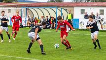 Fotbalisté SK Klatovy 1898 (na archivním snímku hráči v červených dresech ze zápasu s Petřínem Plzeň) začínají ve čtvrtek krátkou letní přípravu.