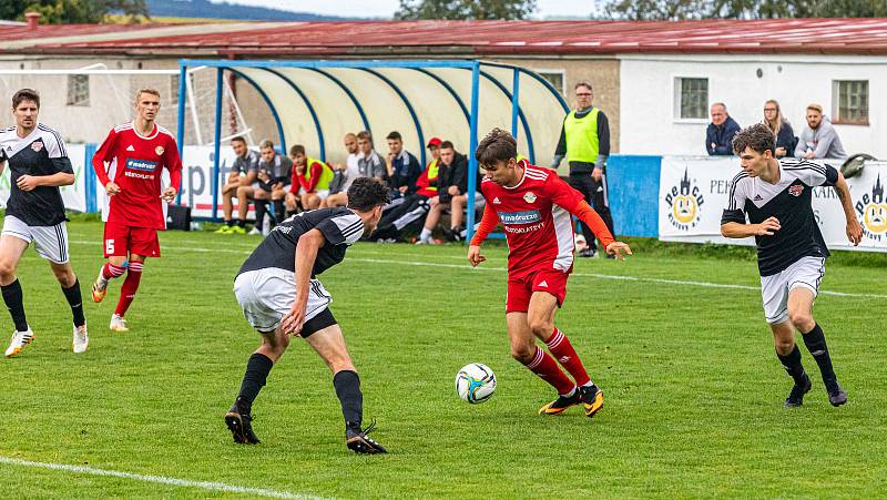 Fotbalisté SK Klatovy 1898 (na archivním snímku hráči v červených dresech ze zápasu s Petřínem Plzeň) začínají ve čtvrtek krátkou letní přípravu.