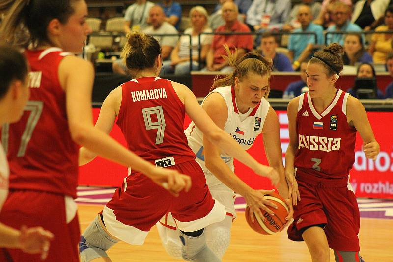 ME U20 v basketbalu: Česko (v bílém) vs. Rusko