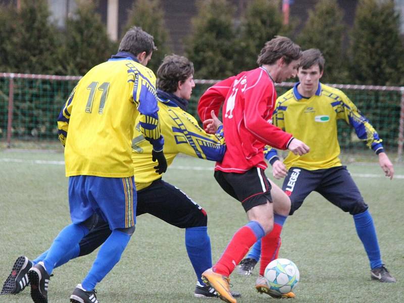 Zimní turnaj mužů v Sušici: Sušice (ve žlutém) - Klatovy 4:1.