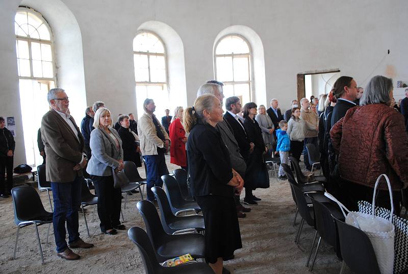Bohoslužbu na podporu revitalizace zámku přímo na staveništi počátkem října celebroval plzeňský biskup Mons. Tomáš Holub.