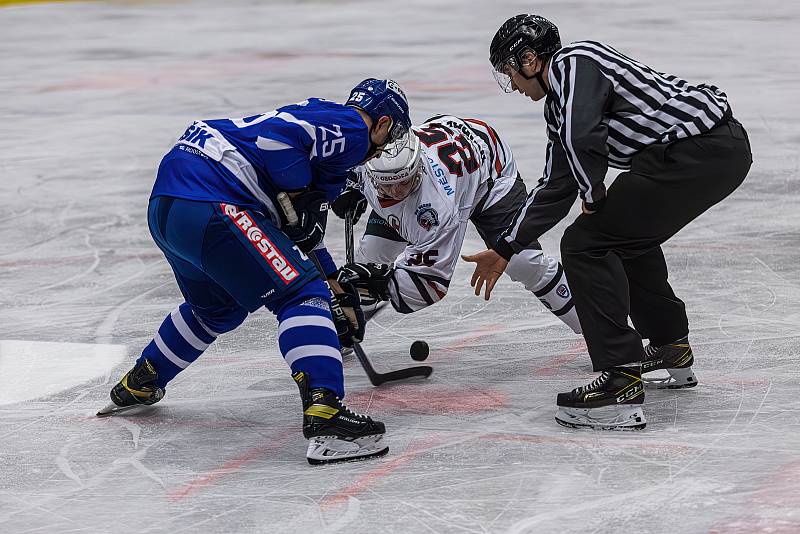 Hokejisté SHC Klatovy (na archivním snímku hráči v bílých dresech) podlehli Táboru (modří) i podruhé v sezoně. Znovu výsledkem 1:5, tentokrát však na jeho ledě.