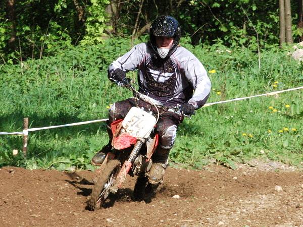 Na Hradišti u Mochtína se jel další závod terénních motocyklů. Snímky jsou z  z rozjížďky třídy pitbike a YUKI+.