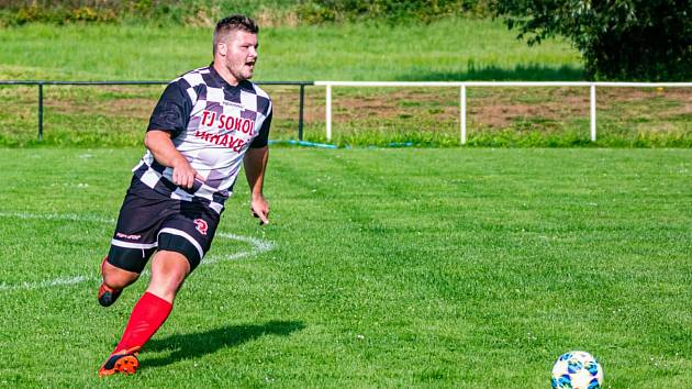 Fotbalisté TJ Sokol Vrhaveč B (na archivním snímku hráči v černobílých dresech) podlehli týmu z Neznašov vysoko 2:8.