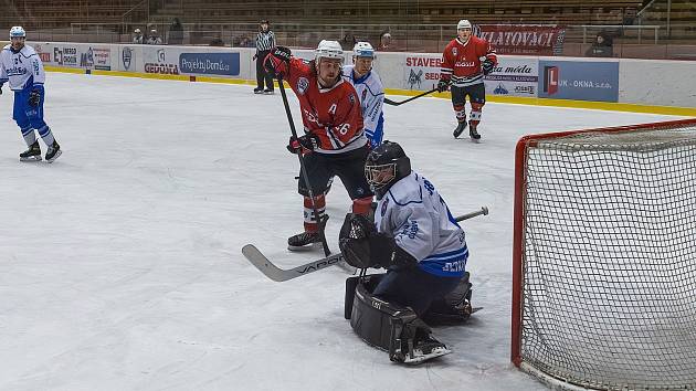 2. liga, skupina západ (nadstavba B, 3. kolo): SHC Klatovy (na snímku hráči v červených dresech) - HC Benátky nad Jizerou 5:4 po prodloužení.