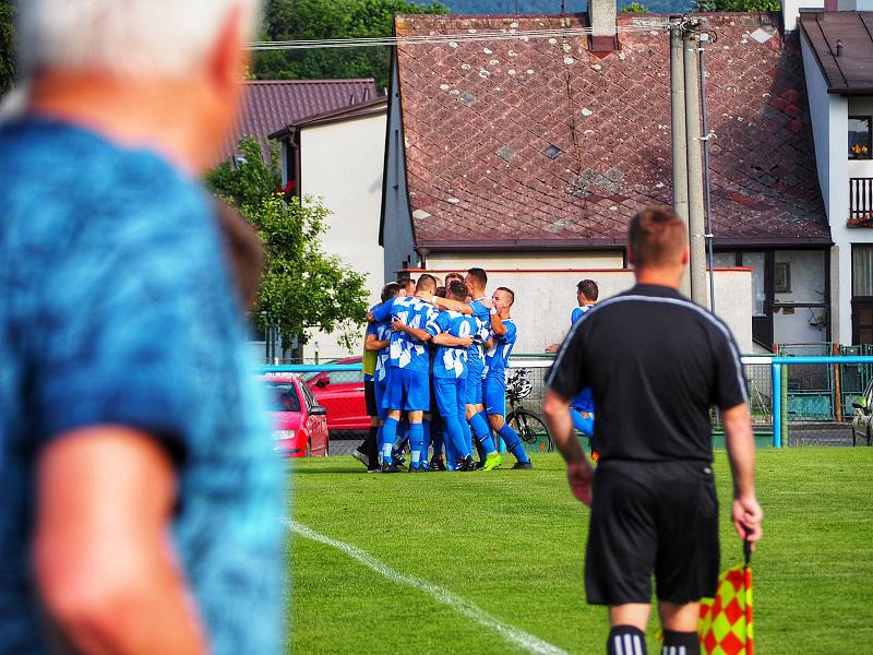 FOTBALISTÉ LUBŮ (hráči v červených dresech) sestoupili, ale  v Nýrsku (v modrém) urvali jedinou výhru venku. Foto: Aneta Kalivodová