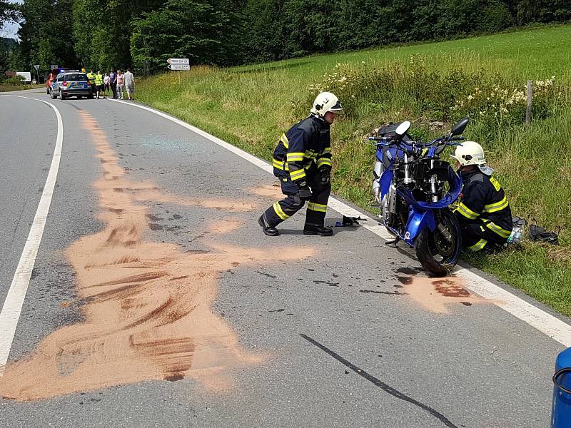 V neděli odpoledne havaroval motocyklista u Železné Rudy.